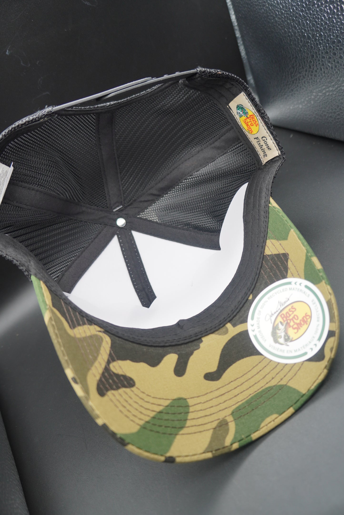 Bass Pro Shops Leaping Bass Logo Cap - White/Black/Woodland Camo(刺繍ロゴ)